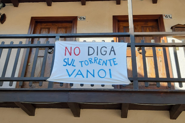 La contrarietà al progetto del Vanoi si legge sui balconi del Primiero